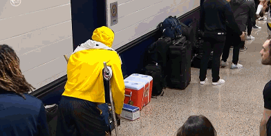 哈利伯顿通道迎接队友！麦康纳：毫不意外 这是他本性他是最棒的