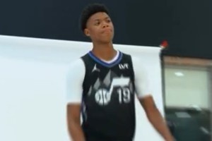 定了19号！爵士公布贝利球衣号码 此前尚未确定拍照均故意遮挡