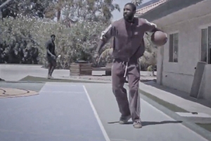 欧文已经可以简单打球玩耍了！这动作依旧潇洒！