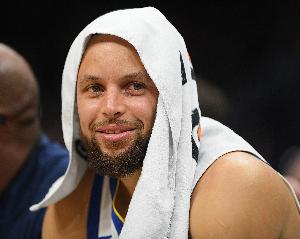 鹈鹕解说:没多少人像库里在客场那样大受爱戴 每人都呼喊他名字