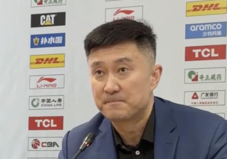 开云-杜锋暖心祝福球迷大爷:每次来吉林都会看到他,希望他一切顺利