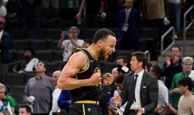 开云官网-防到绿军12中4！34岁库里疯狂砍分背后防守也够狠