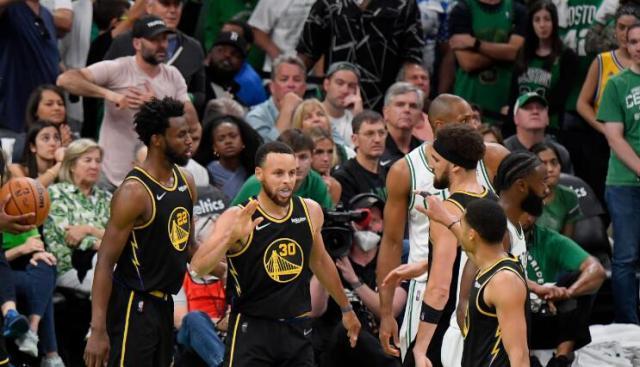 开云官网-防到绿军12中4！34岁库里疯狂砍分背后防守也够狠