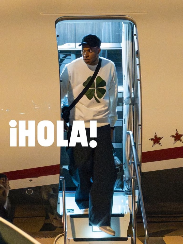 开云体育官网-姆巴佩被拍到与26岁绯闻女友走下私人飞机，两人在巴黎共度数日