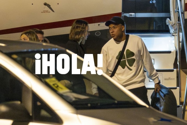 开云体育官网-姆巴佩被拍到与26岁绯闻女友走下私人飞机，两人在巴黎共度数日