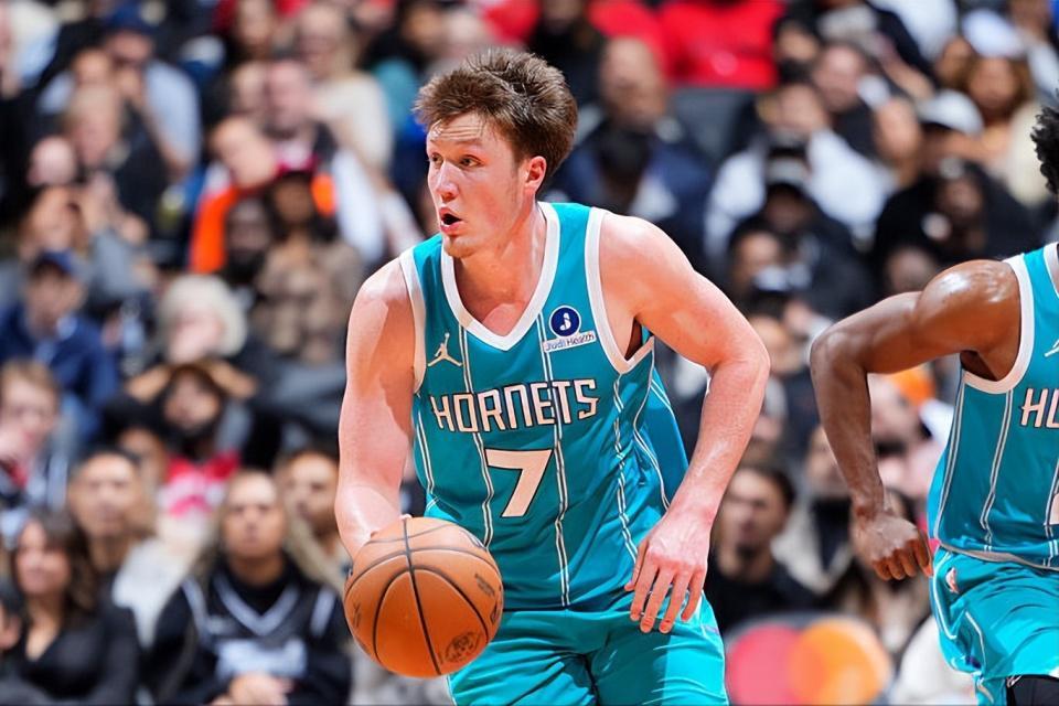 开云体育官网-狂胜27分，近18战15胜NBA唯一！3点证明超级鱼腩蜕变成黑马非偶然